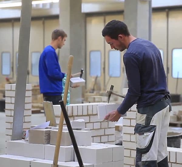 abz-kerpen-ma-4 Auszubildende in der Werkstatt beim mauern