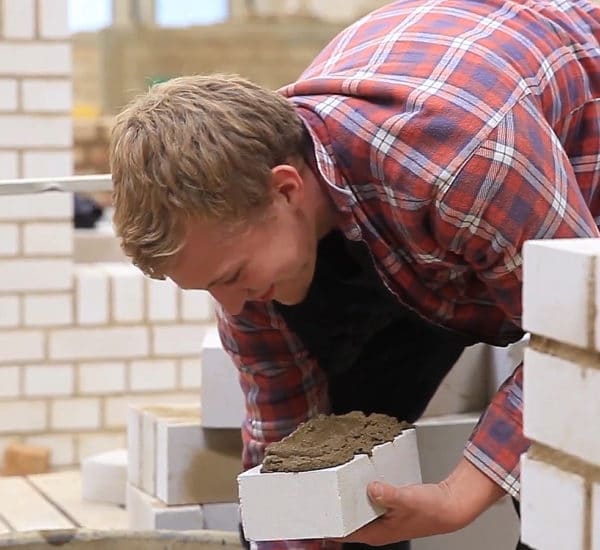 abz-kerpen-ma2 Auszubildender beim mauern