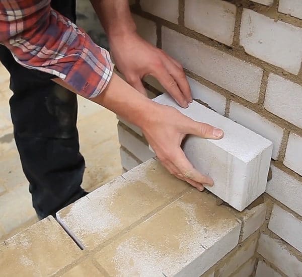 abz-kerpen-ma3 Hand mit Mauerstein